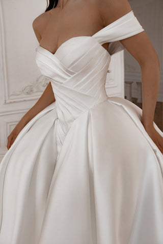 Basque Waist Wedding Gown Oceania - Olivia Bottega